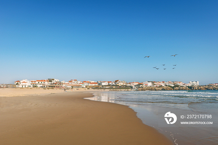 冲浪海滩Praia do Lagido和Baleal岛的景色，夏季有渔村，Peniche Portu