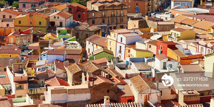 意大利撒丁岛博萨彩色房屋鸟瞰图