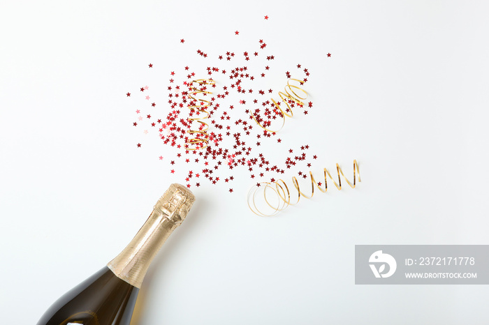 彩色背景上的一瓶香槟和五彩纸屑俯视图。概念节日，庆祝，新y