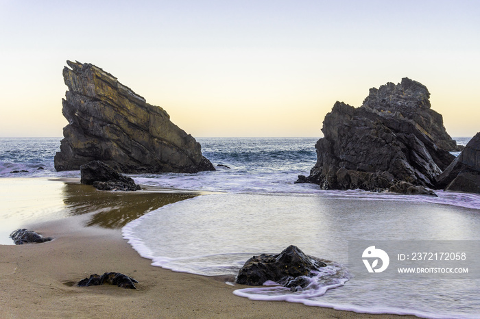 日出时的洛基海滩，葡萄牙阿德拉加。旅游和商业背景