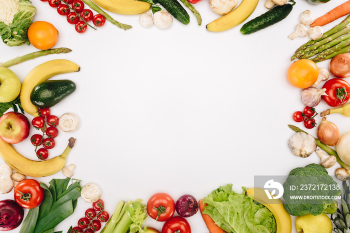 白色隔离的蔬菜和水果俯视图