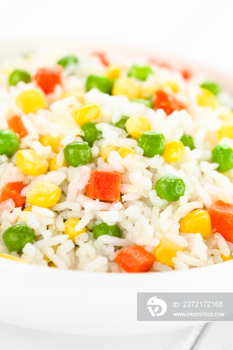 煮熟的白米饭配五颜六色的蔬菜（洋葱、胡萝卜、青豆、玉米、青豆）