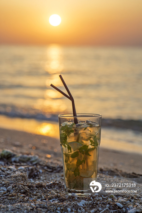 海滩上的莫吉托鸡尾酒玻璃杯