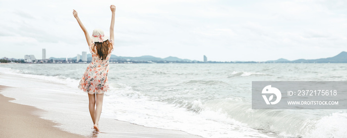 海滩上行走的旅行女性