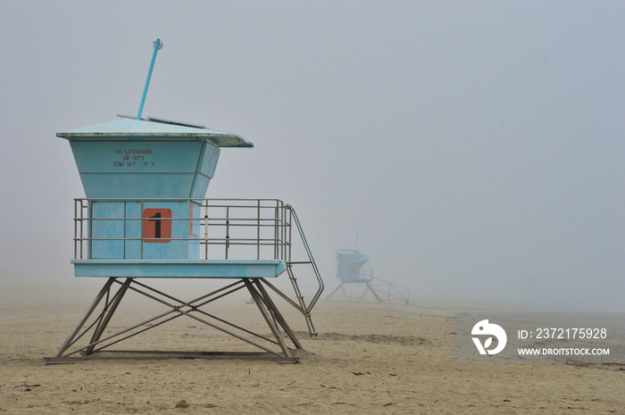 加利福尼亚州圣克鲁斯雾天海滩上的救生塔