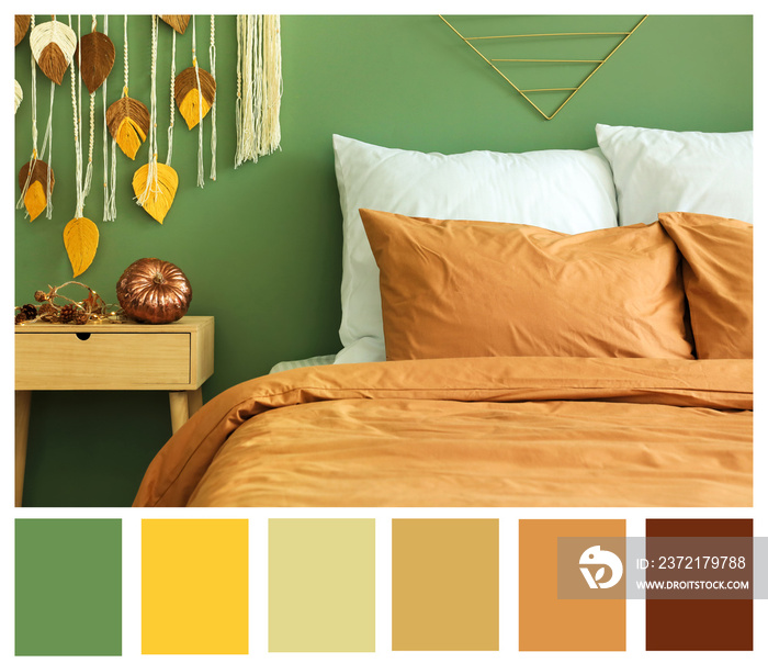 房间内部舒适的大床，秋季装饰。不同的颜色图案