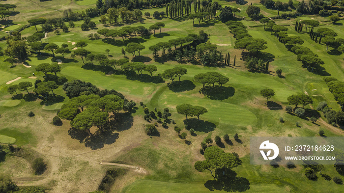 Vista aerea panoramica di un vasto campo da golf presso un circolo sportivo immerso nel verde. Si no