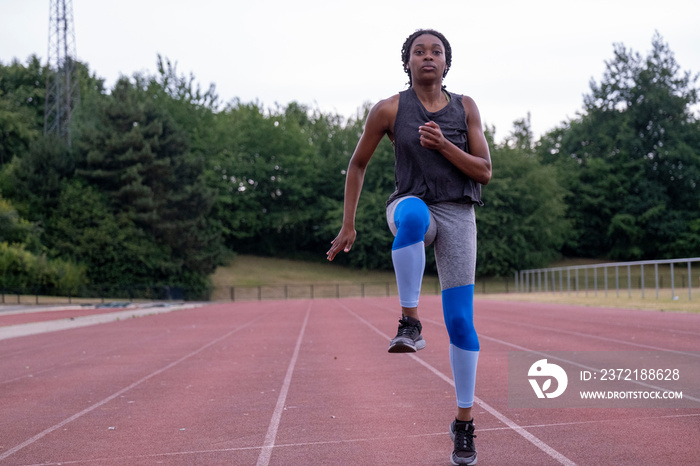 Athletic�woman running on track