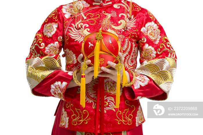 穿中式古装结婚礼服的新娘拿着绣球