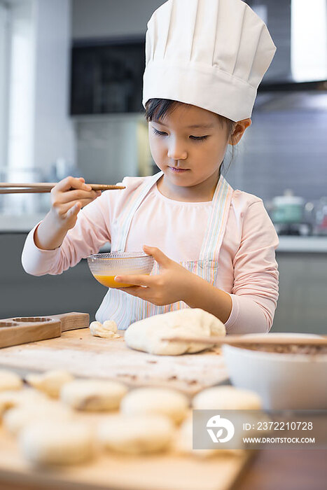 快乐的小女孩在家制作糕点