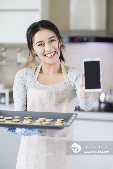 年轻女子在厨房烘焙饼干