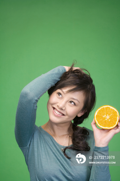 年轻女子与橙子