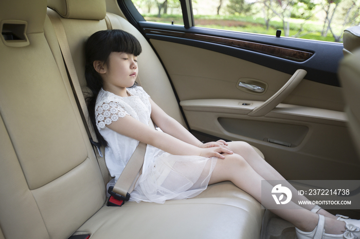 小女孩在汽汽车后座睡觉