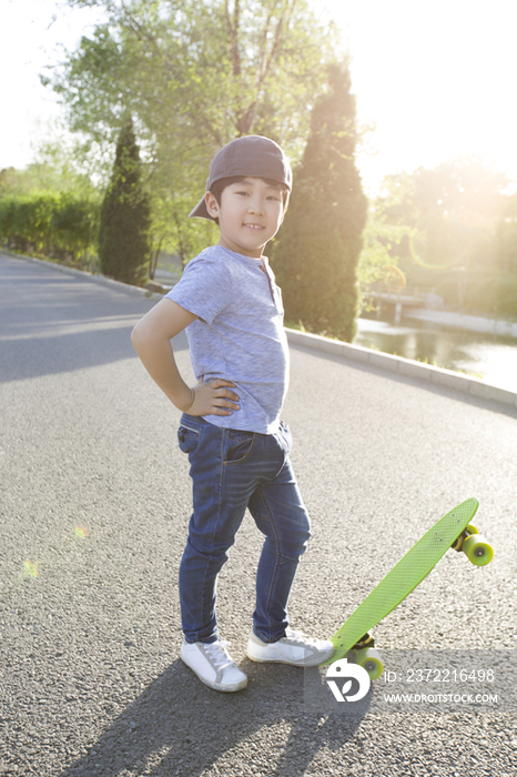 快乐的小男孩玩滑板