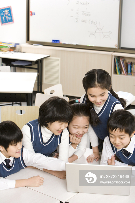 小学生在课堂上学习电脑