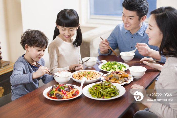 年轻家庭一起用餐