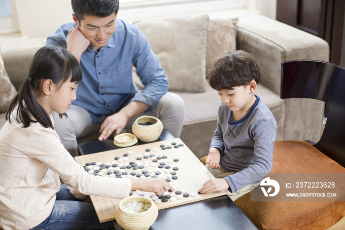 孩子们在家下象棋