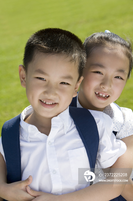 两个开心的小学生