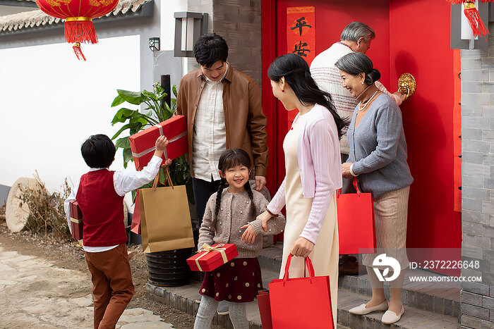 快乐家庭庆祝新年