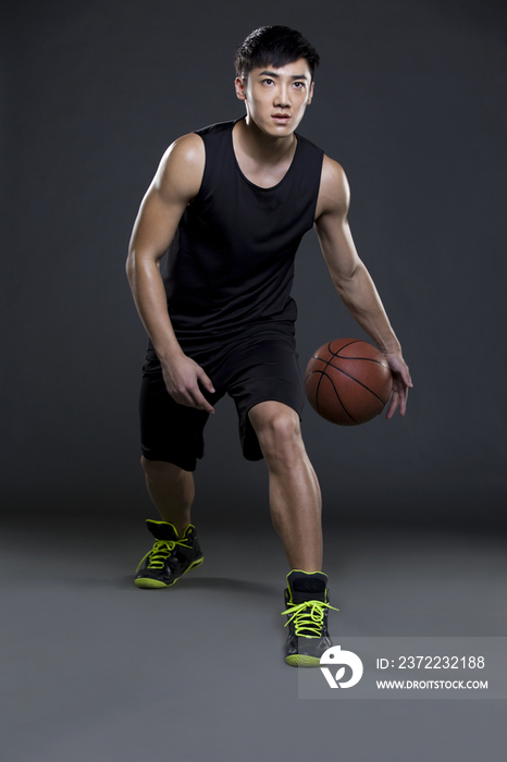 年轻男子打篮球