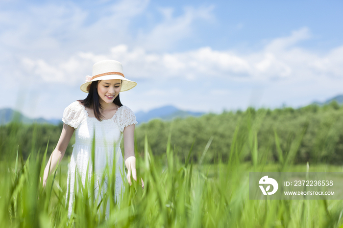 草地里的年轻女孩