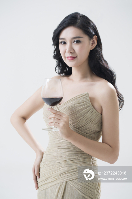 优雅的年轻女子品尝红酒