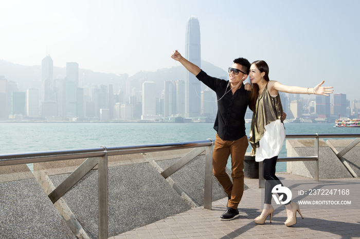 年轻情侣在香港用手机自拍