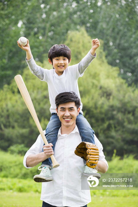 父亲和儿子玩棒球