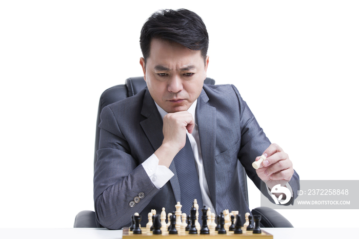 商务男士下国际象棋