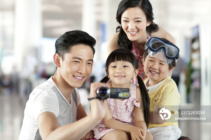 快乐一家人在机场拍照