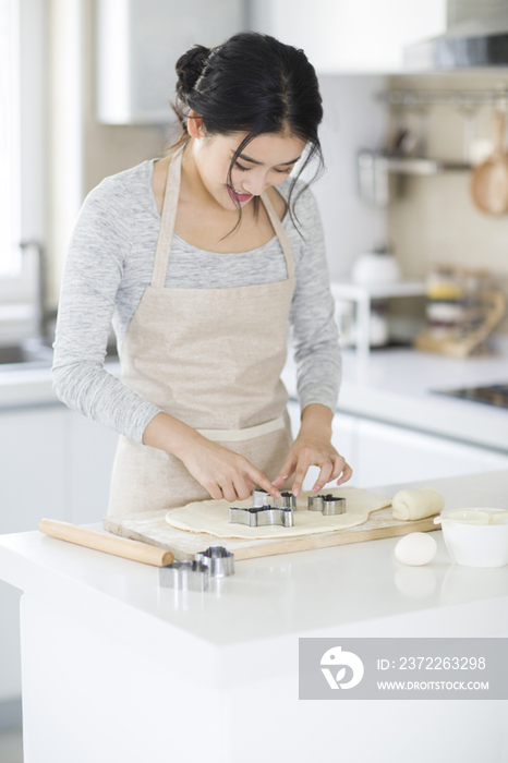 年轻女子在厨房制作饼干