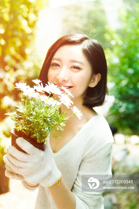 青年女人户外种花