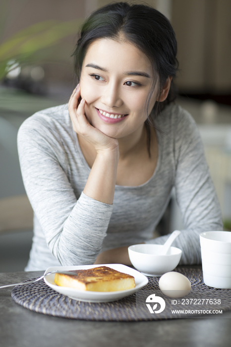 年轻女子在家吃早餐