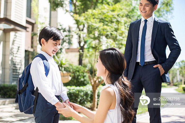 年轻父母送孩子去上学