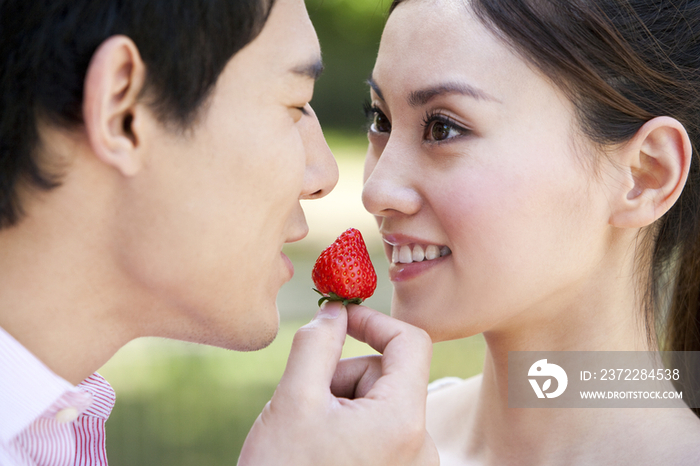 年轻情侣吃草莓