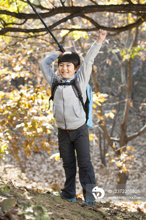 小男孩徒步旅行