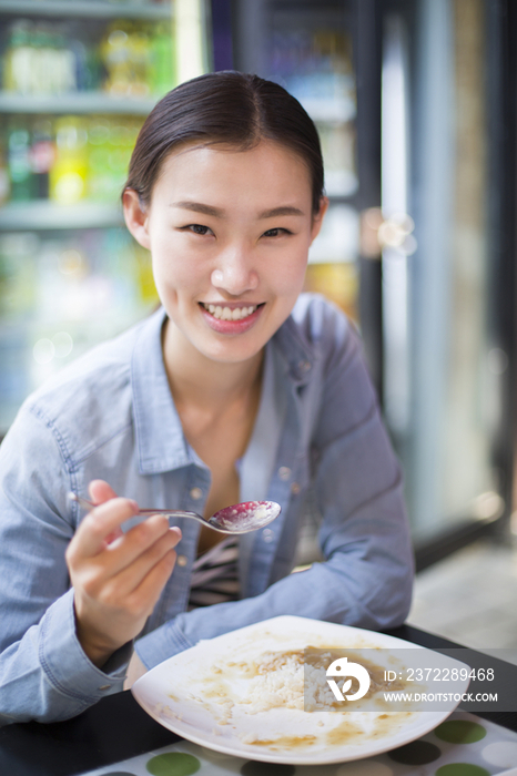 年轻女子吃米饭