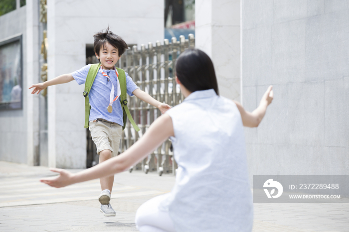 妈妈接儿子放学回家