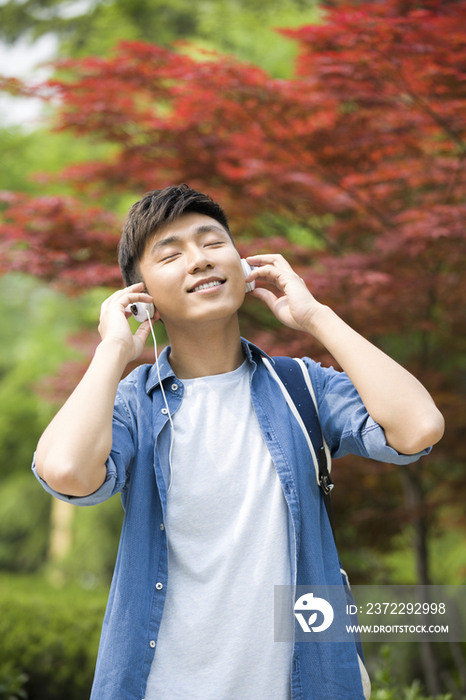 校园里的大学生听音乐