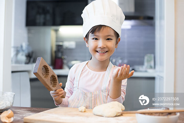 快乐的小女孩在家制作糕点