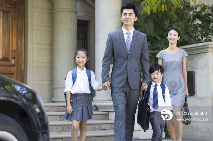 年轻夫妻送孩子去上学