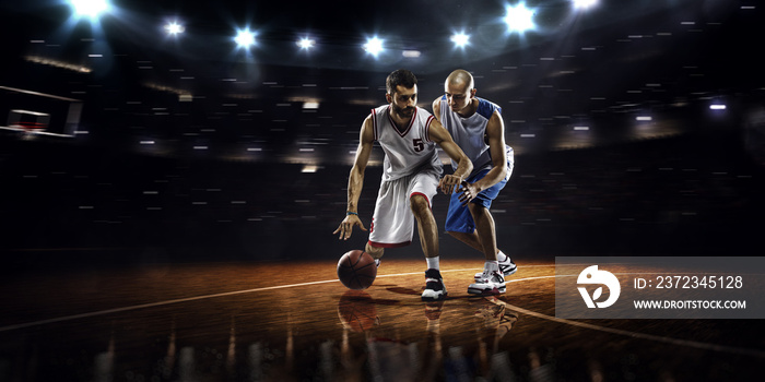 两个篮球运动员在比赛