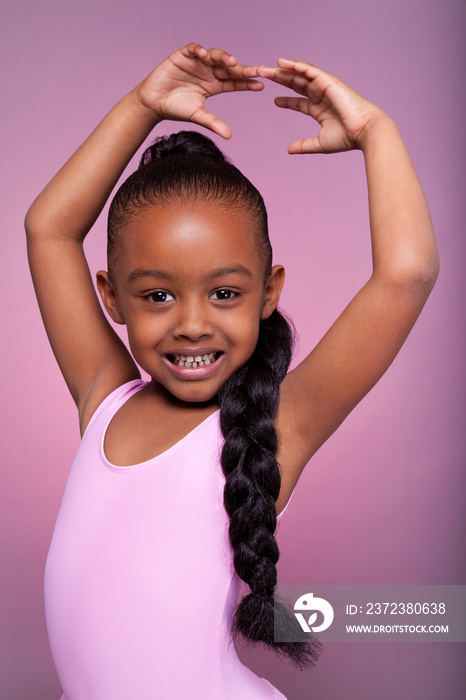 可爱的小非裔美国女孩跳舞