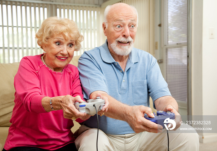 老年夫妇玩电子游戏