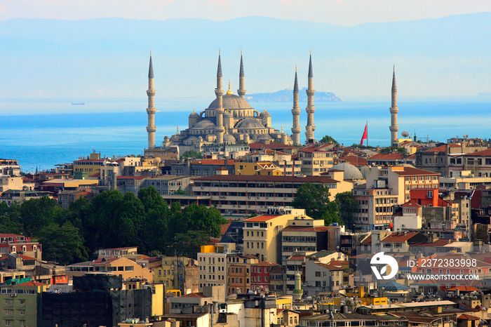 伊斯坦布尔天际线与蓝色清真寺和马尔马拉海的背景