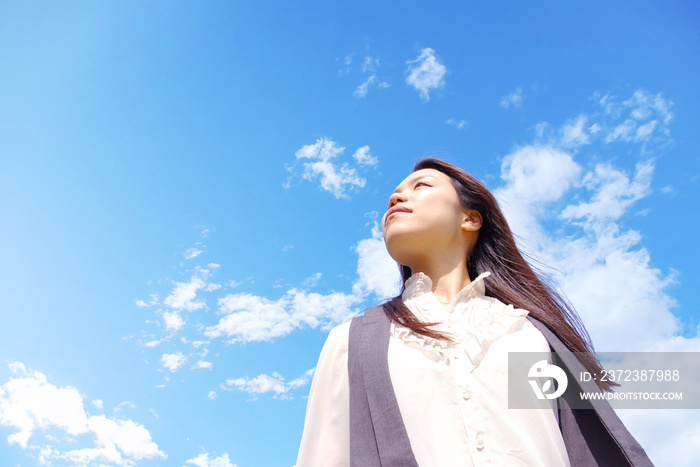 仰望天空的女性