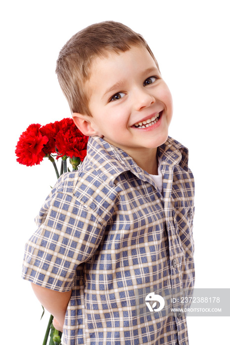 微笑的男孩藏着一束花