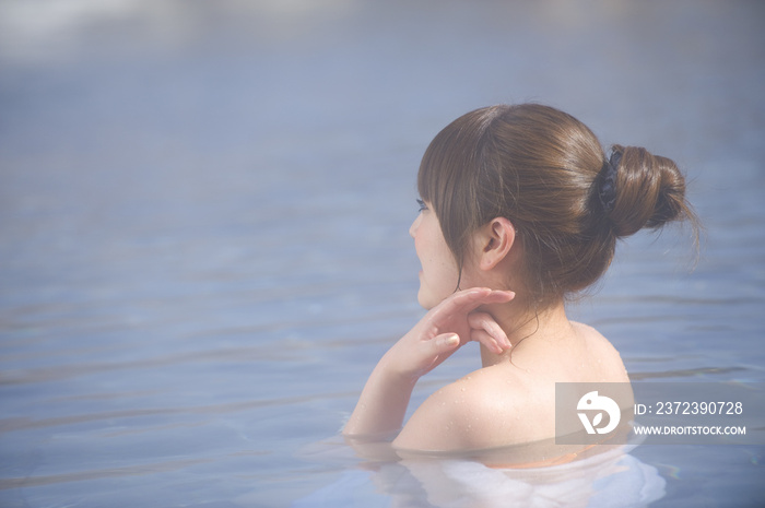 泡露天温泉的女性