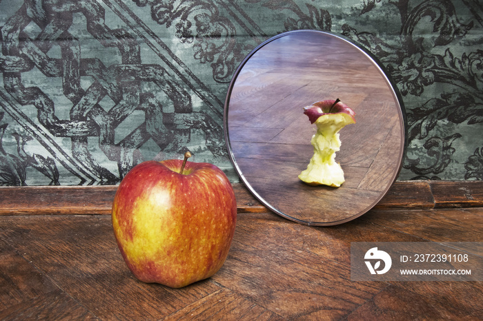 一个苹果在镜子里倒映的超现实主义照片