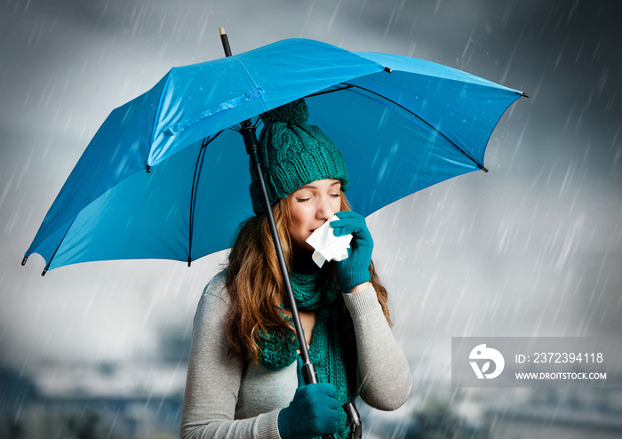 伞04/Frau mit taschenuch und Regenschirm beim niesen